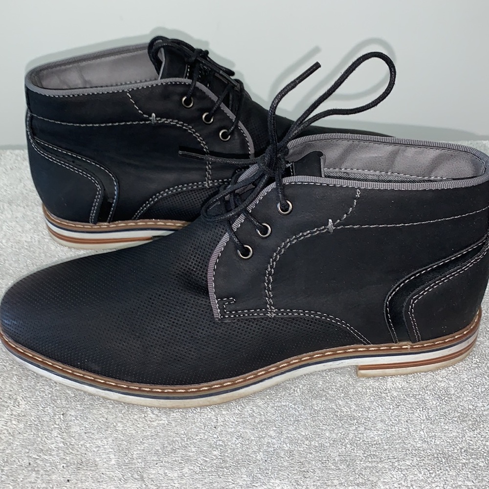 🎈Host Pick🎈Steve Madden Dessert Boots. Size 9.5 US Like New Worn Twice.